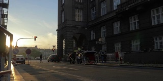 布拉格大街上有汽车和马车