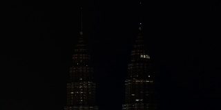马来西亚国家石油双塔夜间照明的延时，吉隆坡
