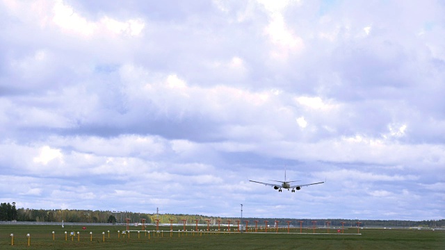 10月8日，一架瑞安航空公司的飞机在里加机场降落