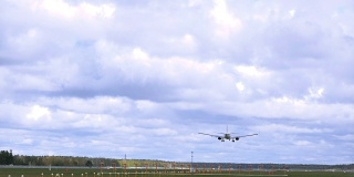10月8日，一架瑞安航空公司的飞机在里加机场降落
