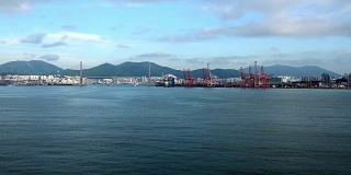 釜山港的集装箱船舶和起重机工业