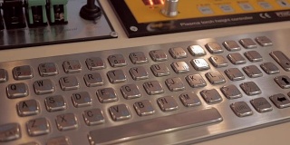工业机器控制面板上闪亮的金属键盘