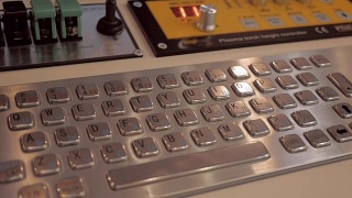 工业机器控制面板上闪亮的金属键盘视频素材模板下载