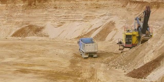 沙子采石场的卡车