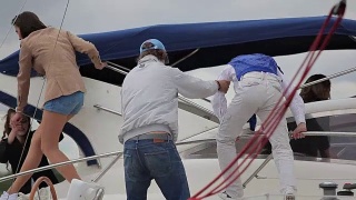 船长帮助乘客登上游艇视频素材模板下载