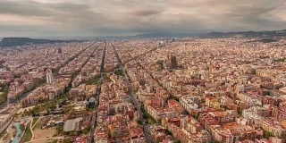 西班牙夏日巴塞罗那城市景观航拍全景4k时间流逝