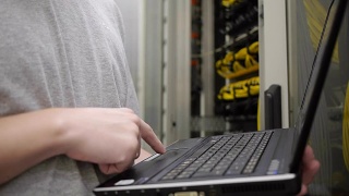 IT工程师检查服务器机架视频素材模板下载