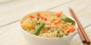 开胃健康的米饭配蔬菜