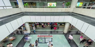中国上海地铁大厅内人头攒动的全景4k时间推移