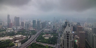 中国暴雨雨天天空上海城市景观屋顶全景4k时间推移