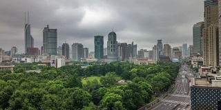 中国风暴天空上海城市公园交通街道屋顶全景4k时间推移