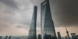 中国风暴天空上海著名市中心摩天大楼全景4k时间推移