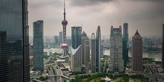 中国上海城市景观风暴天空屋顶市中心全景4k时间推移