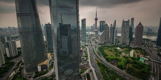 中国上海市区风暴天空屋顶交通道路全景4k时间推移