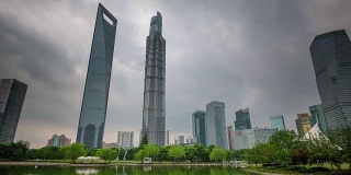 中国风暴天空著名的上海市区建筑公园池塘全景4k时间推移