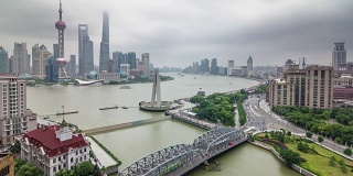中国上海雨天空中河湾交通河桥全景4k时间推移