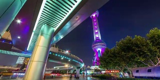 中国夜光城市街道行走著名塔全景4k时间推移