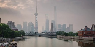 中国上海城市晨雾著名的江湾大桥全景，4k时间的推移