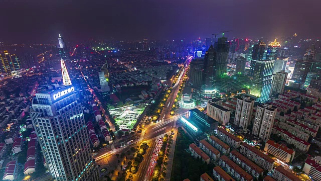 中国夜间照明上海城市道路交叉口城市景观航拍全景4k时间推移