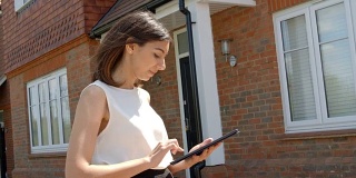 女性房地产经纪人用平板电脑评估房产价值