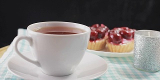 热茶和樱桃甜点。美味的早餐