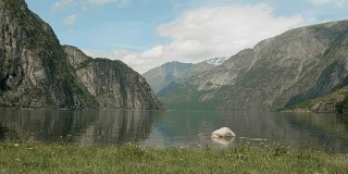 山里的峡湾。挪威。光滑的多莉。