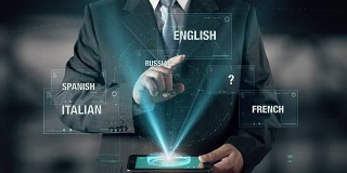 有“学中文”概念的商人使用数字平板电脑选择语言