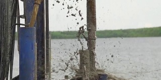 泥浆水从钻杆喷射缓慢运动