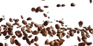 咖啡豆坠落。缓慢的运动。