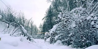 穿着灰色夹克的漂亮年轻女子走在美丽的雪地里，慢镜头拍摄，冷色