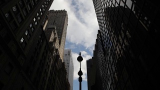纽约曼哈顿摩天大楼天空云朵的时间流逝视频素材模板下载