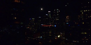 洛杉矶市中心夜空的超级月亮
