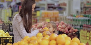 母子俩在超市买水果和蔬菜