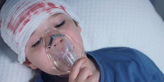 一个生病的孩子脸上带着氧气面罩呼吸的4k医院照片