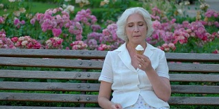 成熟的女人吃冰淇淋。