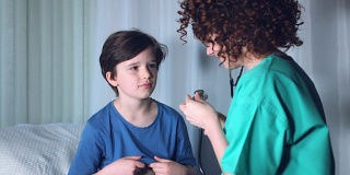 医生用听诊器听心跳的4k医院拍摄的生病的孩子