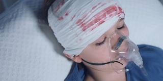一个生病的孩子带着氧气面罩在平板电脑上玩的4k医院照片