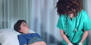 4k医院拍摄的一个生病的孩子，积极的医生正在打针
