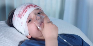 医院拍摄的4k受伤悲伤的孩子脸上戴着氧气面罩