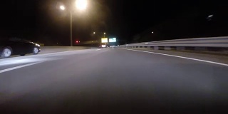 GoPro安装在汽车保险杠上，在夜间通过社区和高速公路上以10倍的速度行驶