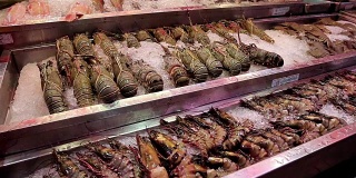 龙虾和海产品被放在冰上