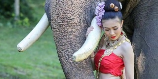 亚洲女人与大象，泰国清迈。