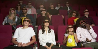 观众在电影院观看在R3D拍摄的3D电影
