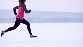 女子练习冬跑视频素材模板下载