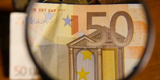 放大镜上的欧元纸币