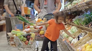 小女孩和爸爸一起去杂货店买东西视频素材模板下载