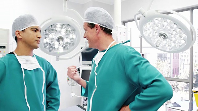 男性外科医生在手术室互相交流