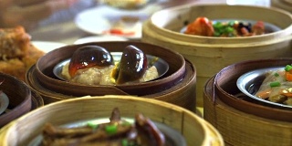 中国传统食物，蒸点心，竹盘美味茶
