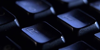 关闭手指按键盘上的R键。