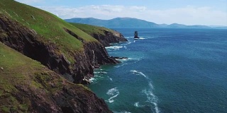 无人机拍摄的海洋，悬崖和海堆